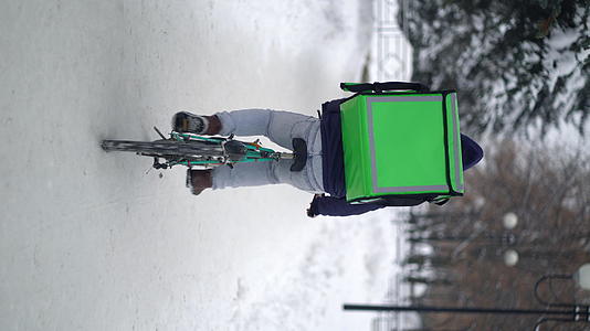 冬天送食物和背包的垂直视频信使视频的预览图