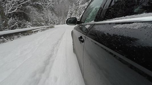 冬天在雪路上开车视频的预览图
