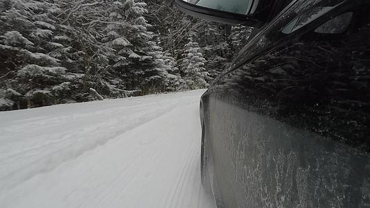 冬季路边驾驶时的车轮摄像头视频的预览图