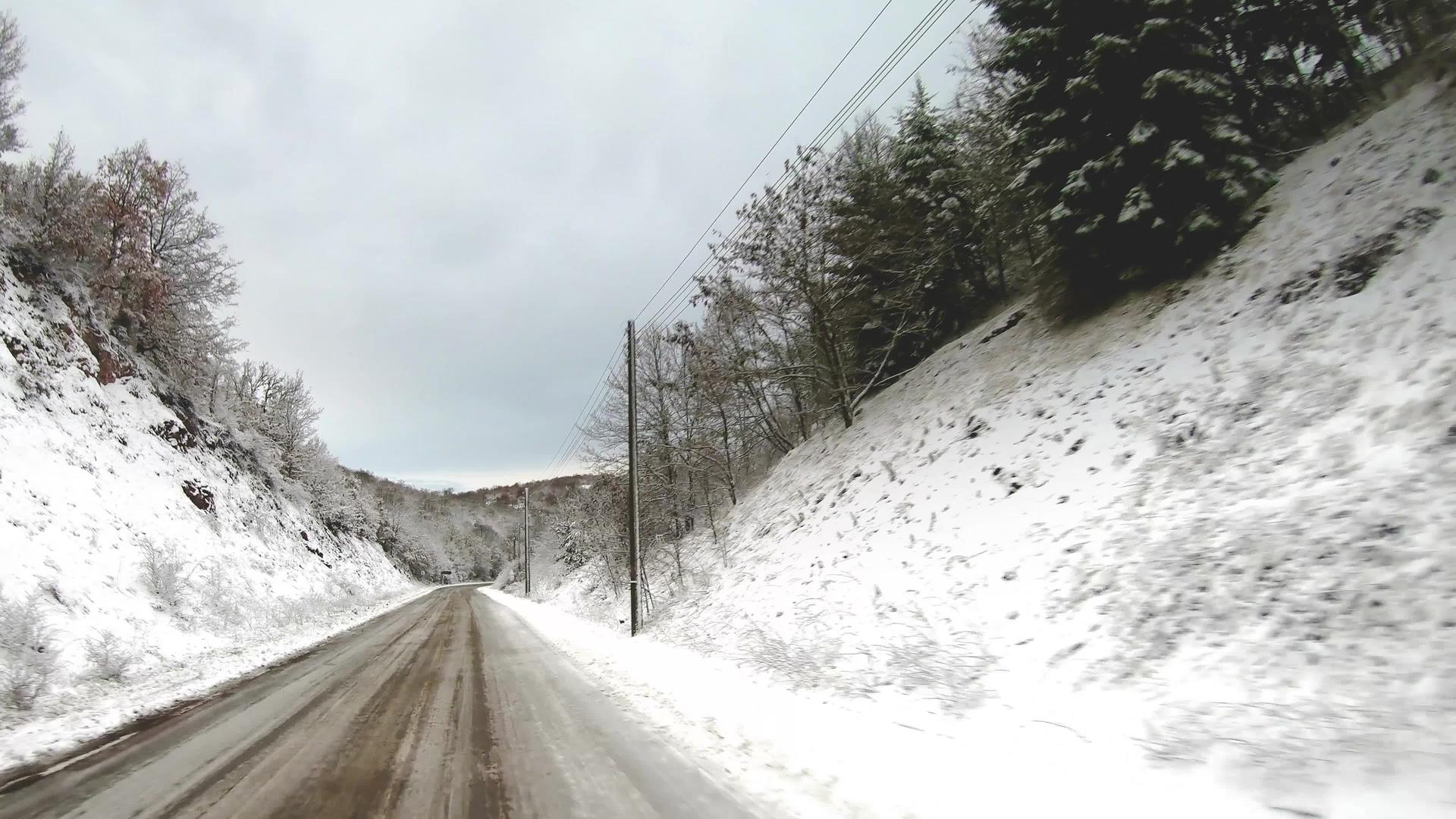 冬季挡风玻璃路的第一个视角是一条泥泞的冬季道路周围是雪视频的预览图