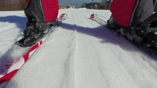 滑雪艇从雪坡下游视频的预览图