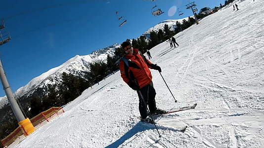 快乐的成年滑雪者站在滑雪舞台上对着镜头微笑视频的预览图
