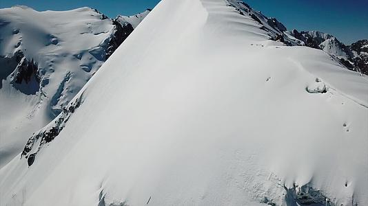 一组登山者爬上峰顶视频的预览图