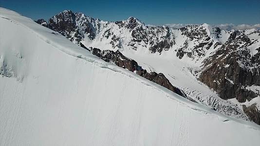 一组登山者爬上峰顶视频的预览图