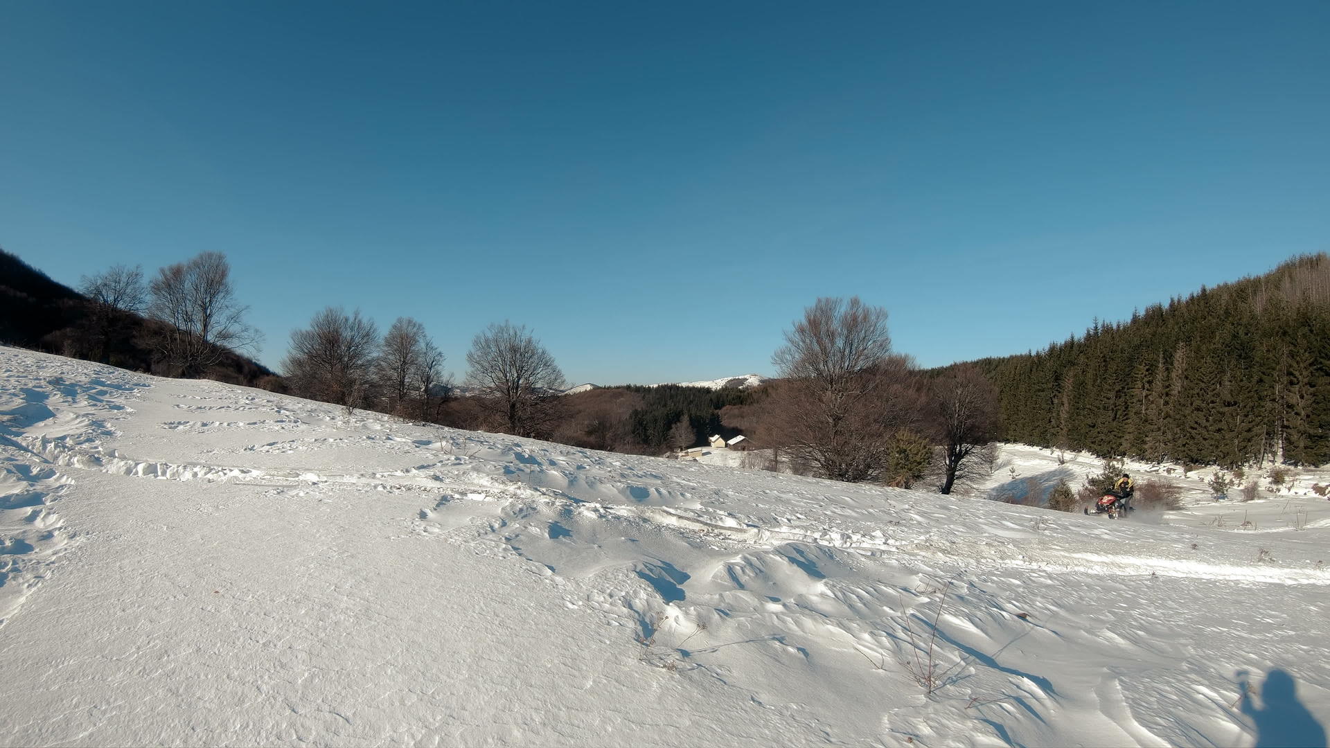 蓝天背景下的雪飞行留下了一系列缓慢的雪喷发视频的预览图