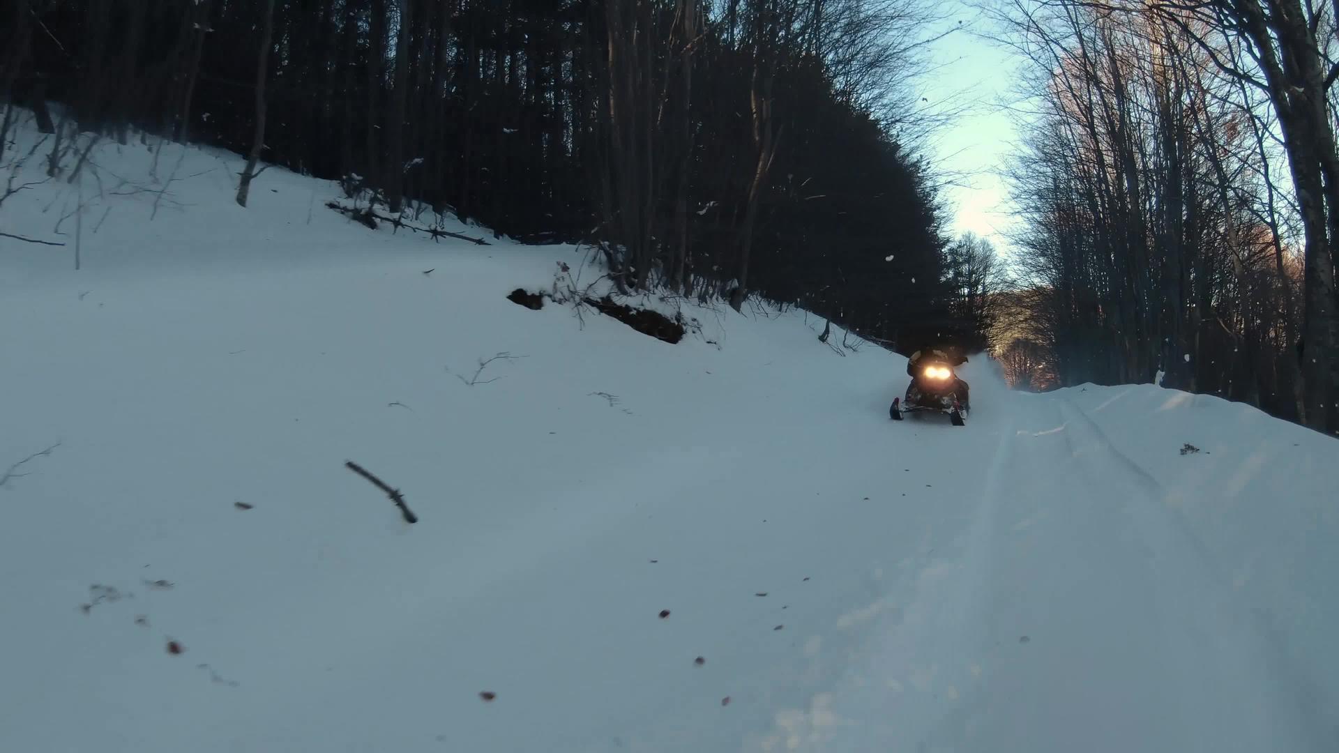 冬天沿着雪冰路骑雪车视频的预览图