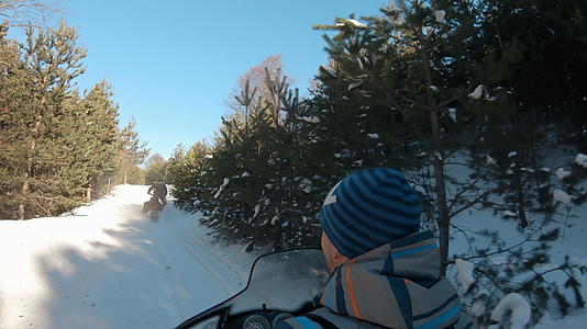 一个人在冬天的森林里骑着雪车视频的预览图