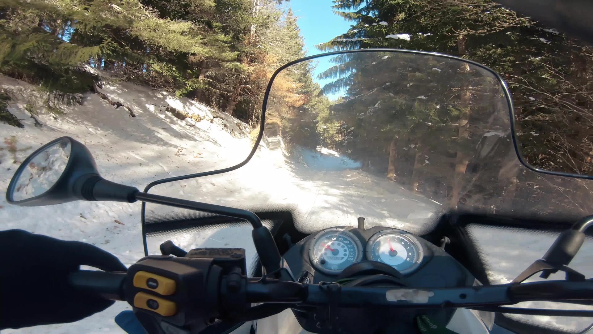 冬天在寒冷的雪地路上骑雪车视频的预览图