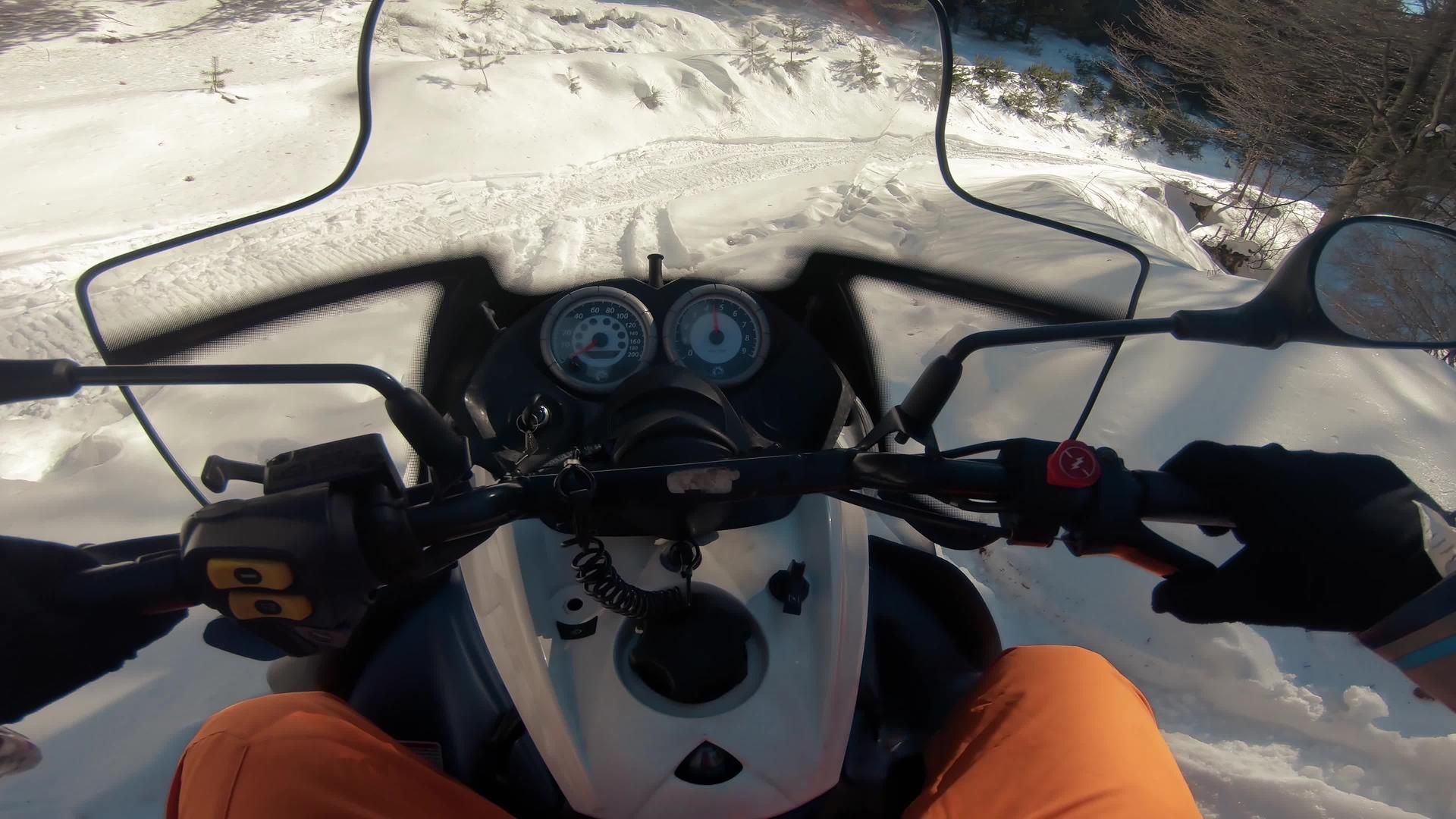 骑着雪车的人高速奔跑视频的预览图