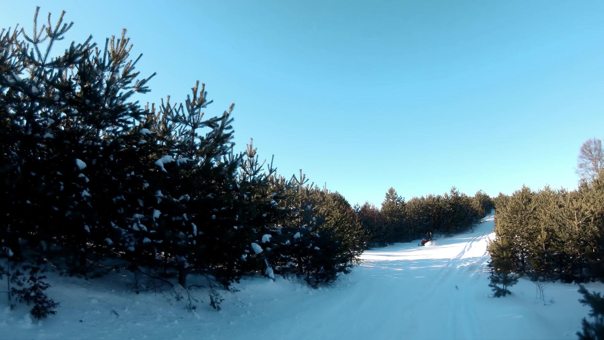 一个人骑着雪车在山上美丽的早晨闪耀视频的预览图