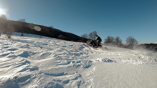 极限运动比赛雪地摩托雪地摩托在慢动作跳高雪地摩托视频的预览图