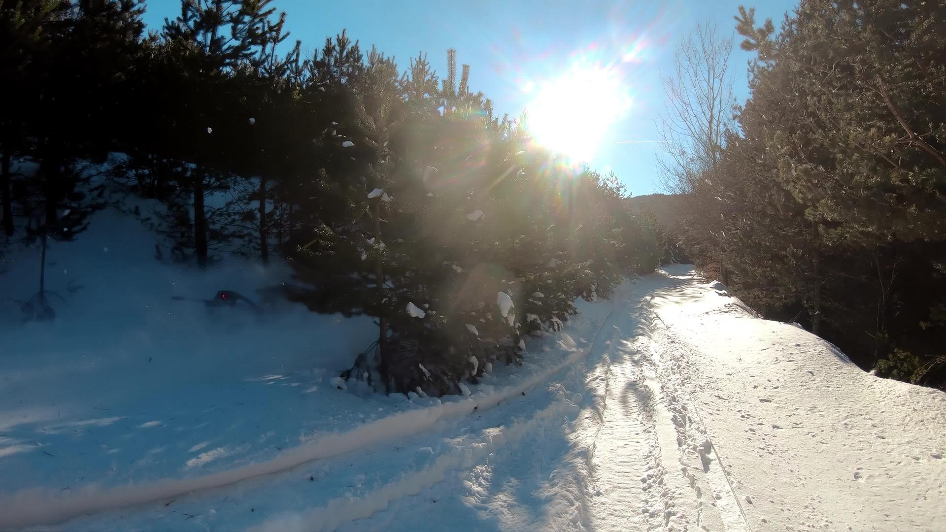 在山上骑雪车滑雪度假站工作人员驾驶着完美的冬季风景视频的预览图