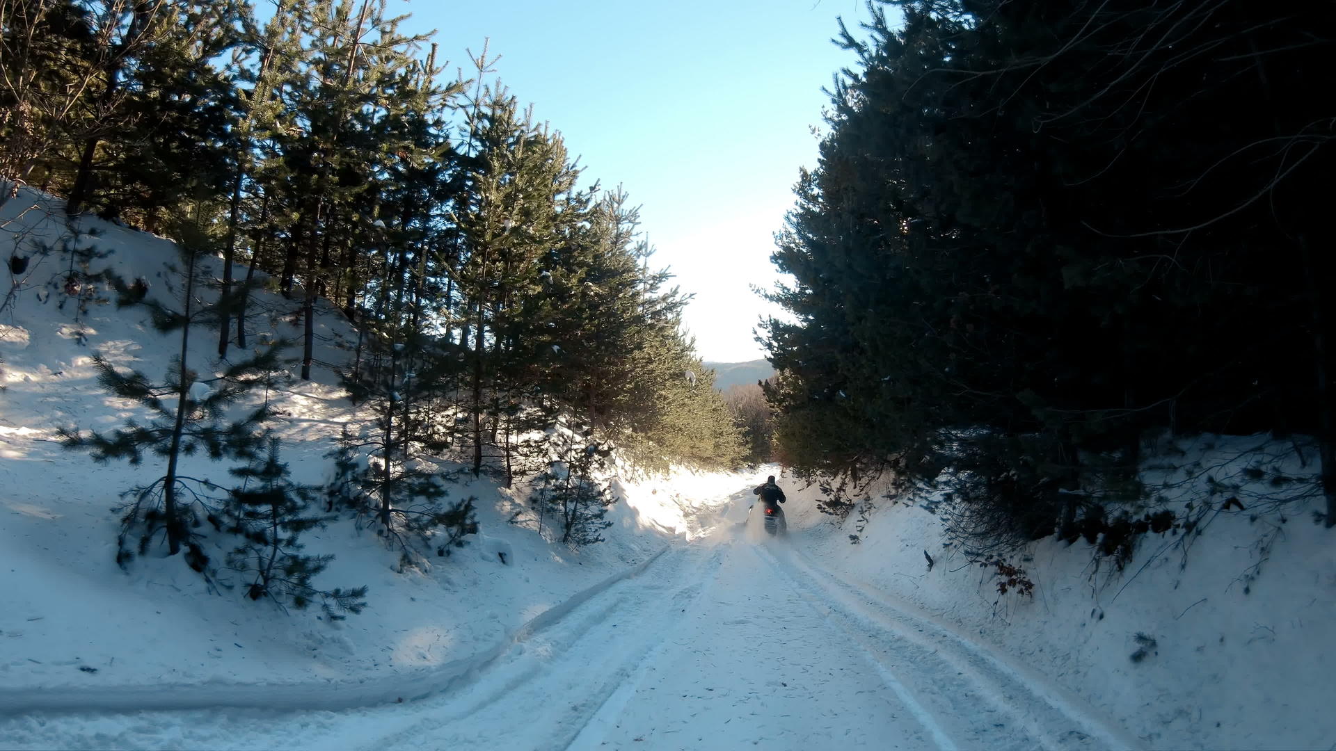 冬雪上骑雪车的人视频的预览图
