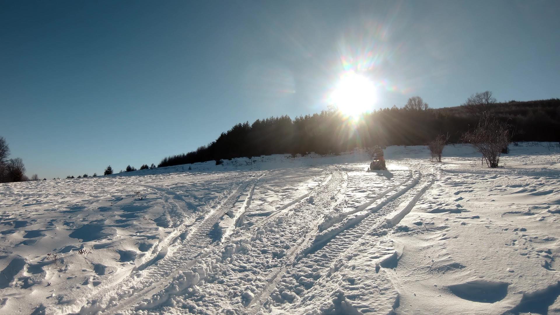 日出时驾驶雪车的男子视频的预览图