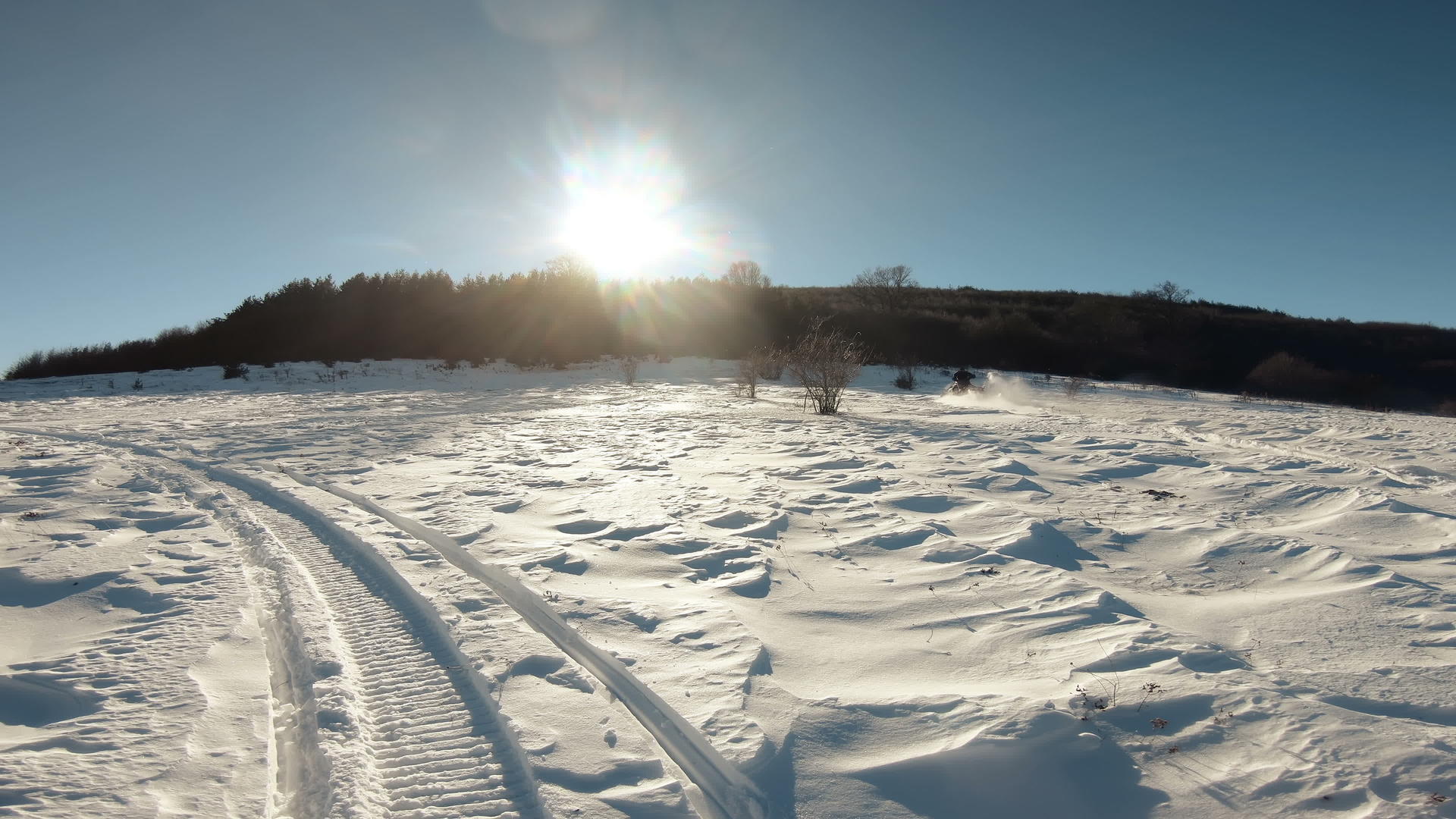 在日出、阳光和跳跃中骑雪车加速视频的预览图