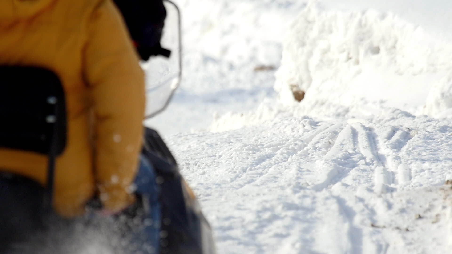 冬天路上的雪车视频的预览图