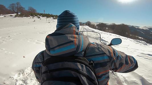 人们在雪地摩托上的寒假自然休闲理念视频的预览图