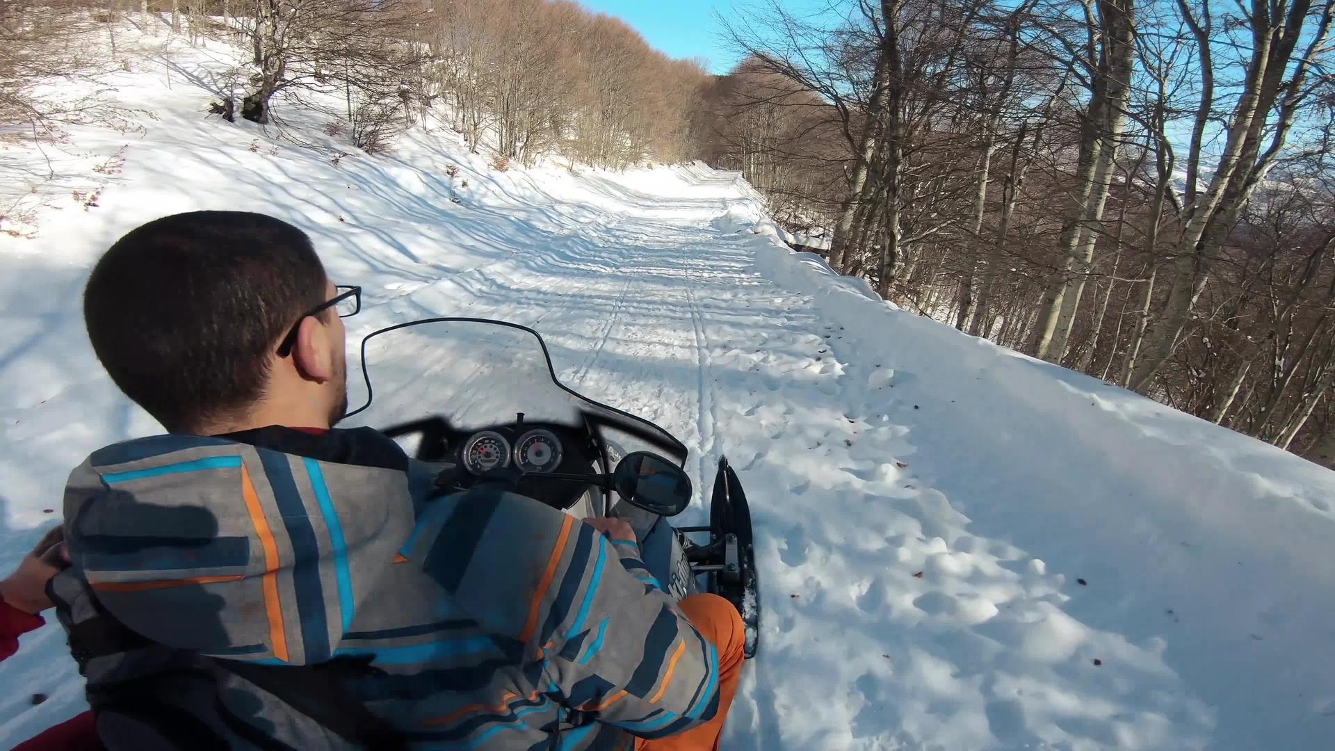 在深雪骑手在深雪堆里快速转弯在野外旅行期间骑在深雪粉里视频的预览图