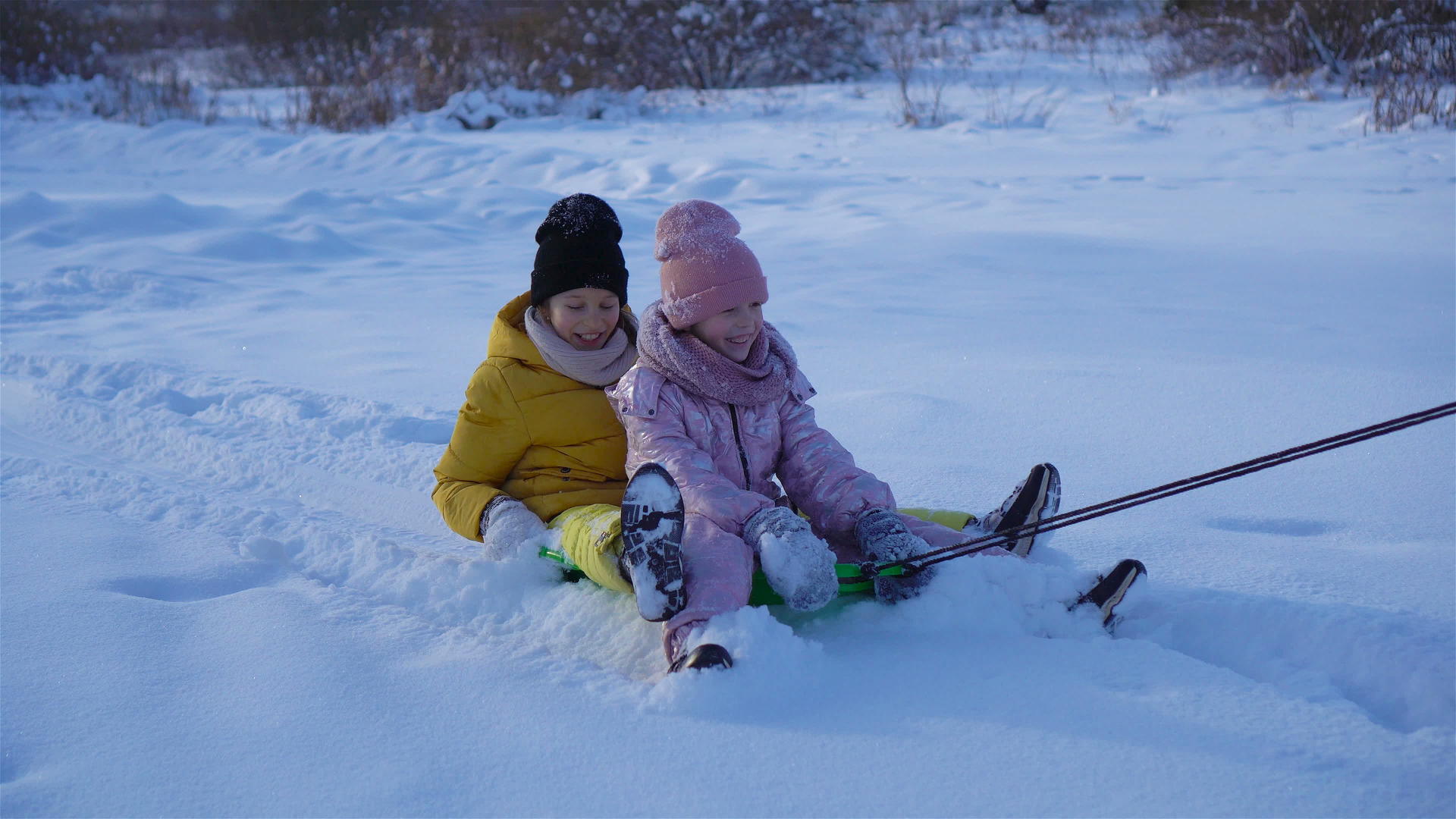 可爱的小快乐女孩在冬天滑雪视频的预览图