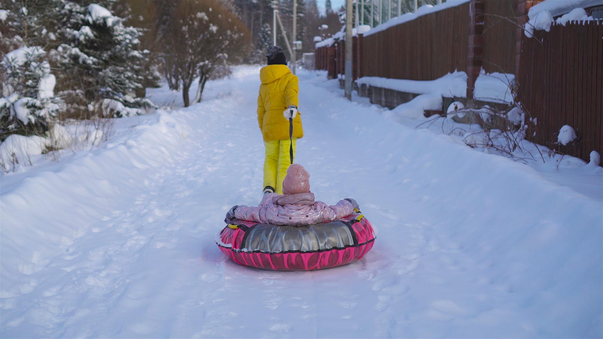 可爱的小快乐女孩在冬天滑雪视频的预览图