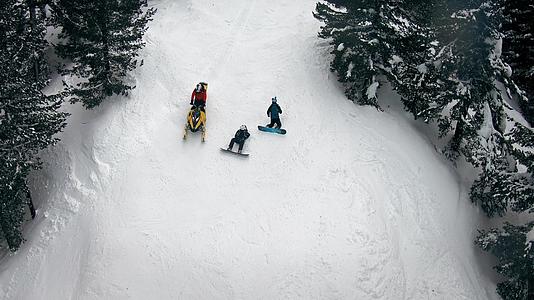 山坡上受伤的滑雪板和雪地摩托急救视频的预览图