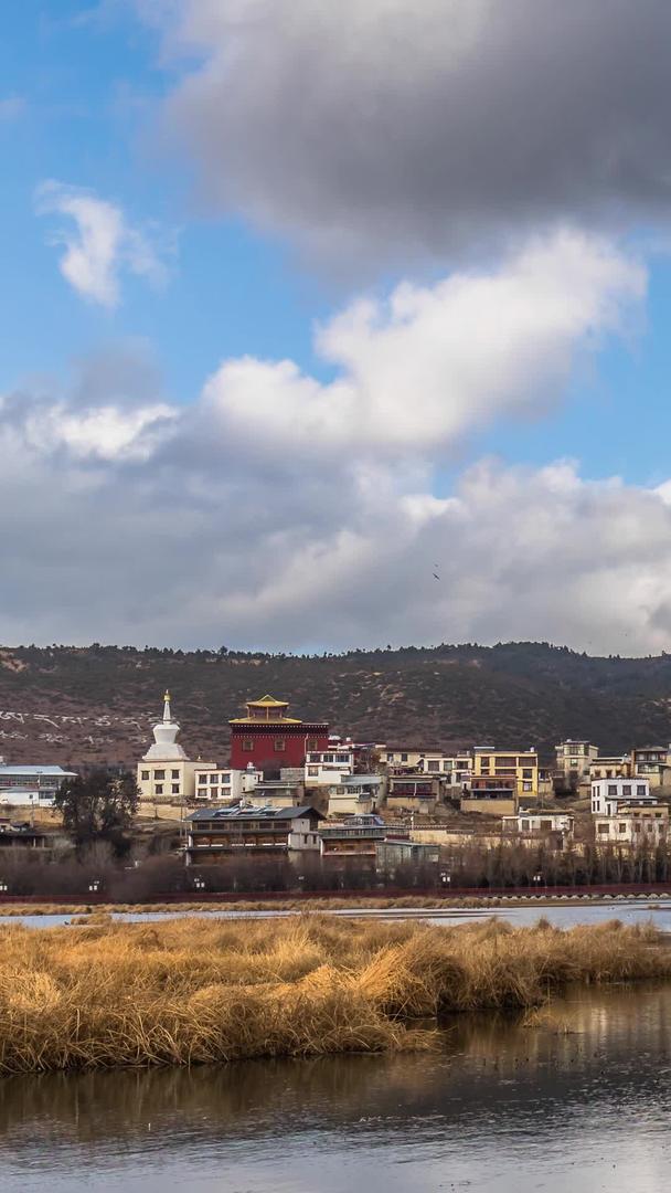 西传佛教寺庙蓝天白云延迟视频在香格里拉松赞林寺景区视频的预览图