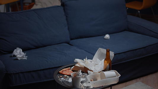 在空荡荡的客厅里剩下的剩菜被放在一张凌乱的桌子上视频的预览图