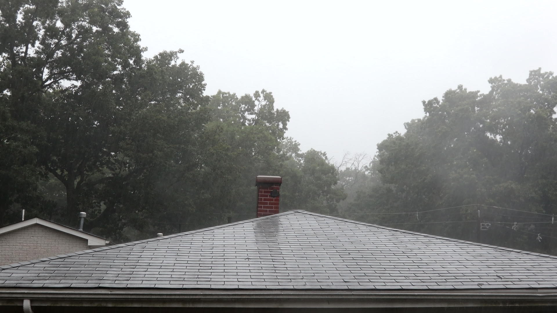 大雨冲刷屋顶强烈的热带雨落在屋顶上视频的预览图