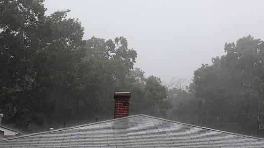 夏天该镇的暴雨、雨、雨和水流视频的预览图