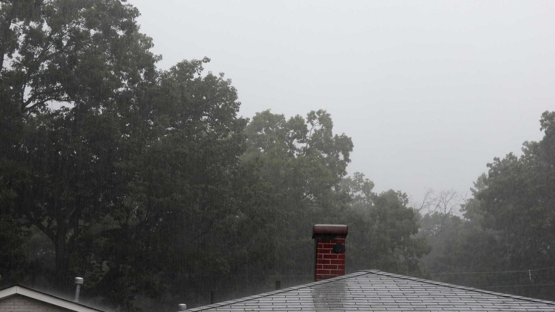 夏天天的暴风雨中雨水流下了镇上的屋顶视频的预览图