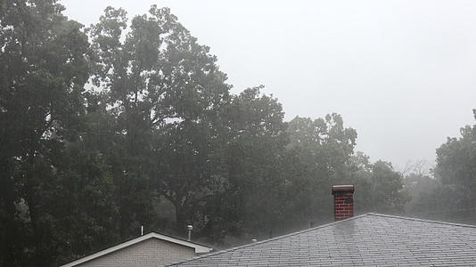 夏天暴风雨和暴雨的房屋屋顶上满是闪亮的房屋视频的预览图