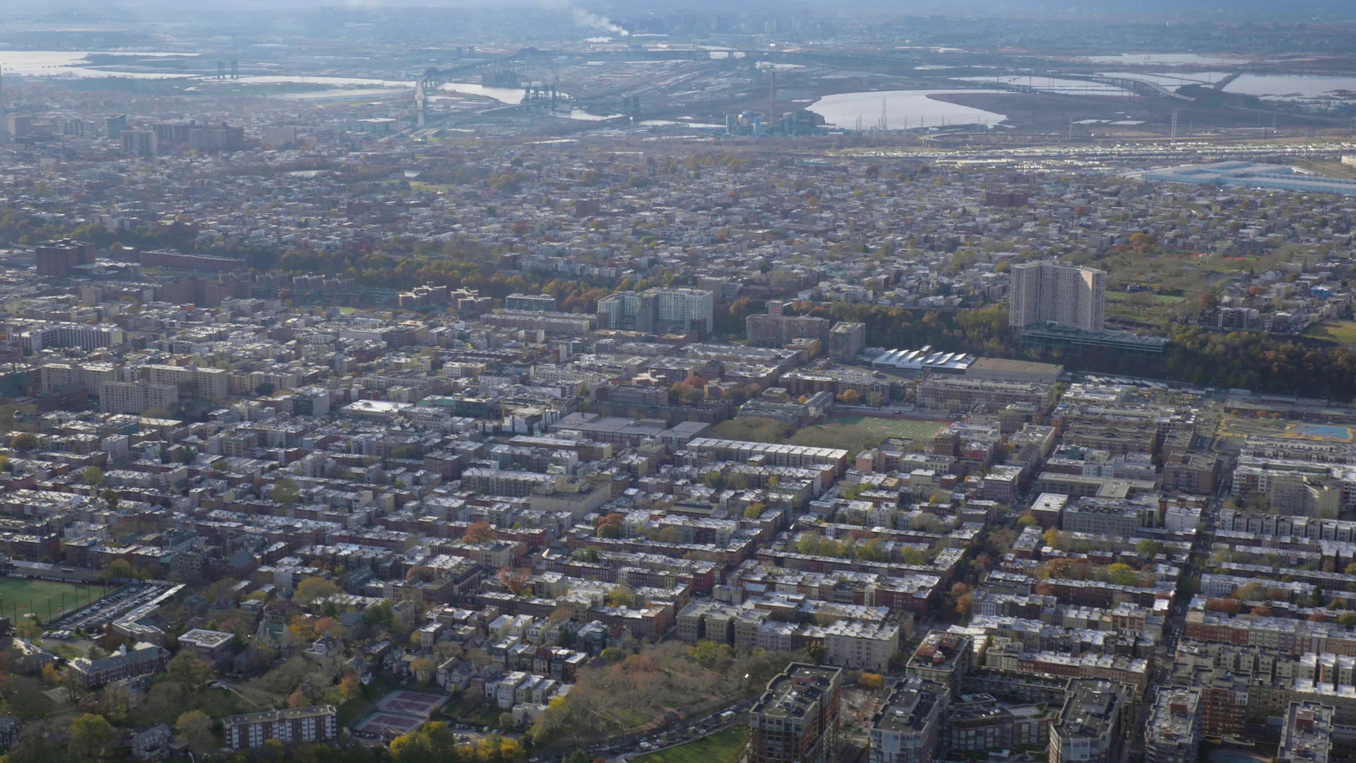 夏天霍博肯市住宅区和胡德森河住宅区的新球衣在空中视频的预览图