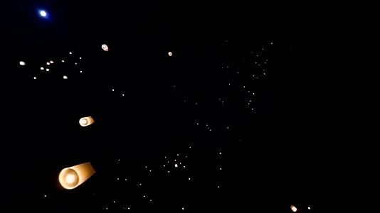 许多天灯在天空中漂浮在你的彭拉纳节目的地旅行视频的预览图