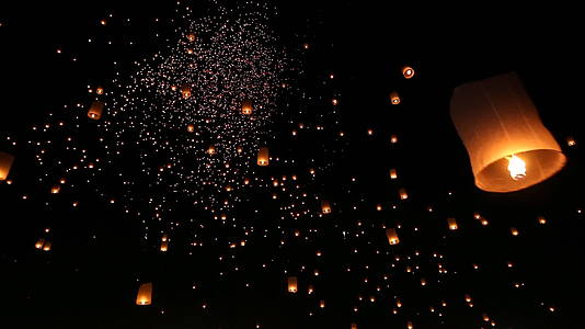 夜空中漂浮着许多天灯在你的小彭拉纳旅游目的地视频的预览图