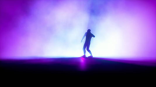 跳舞在舞台上跳舞对抗彩色的聚光灯和绿色的屏幕视频的预览图
