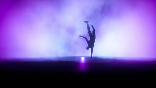 在舞台上跳舞用彩色聚光灯对抗慢动作绿屏视频的预览图