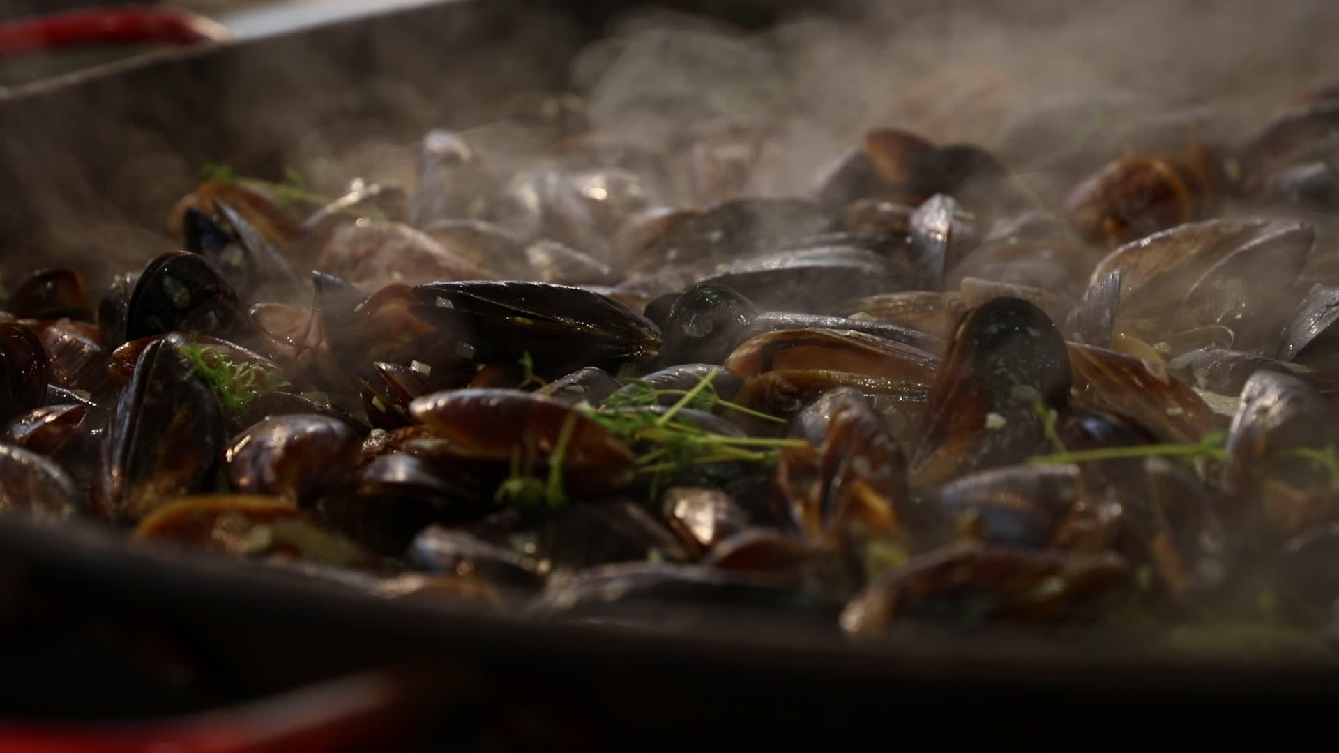 用蒸汽在大煎锅上煮贝壳视频的预览图