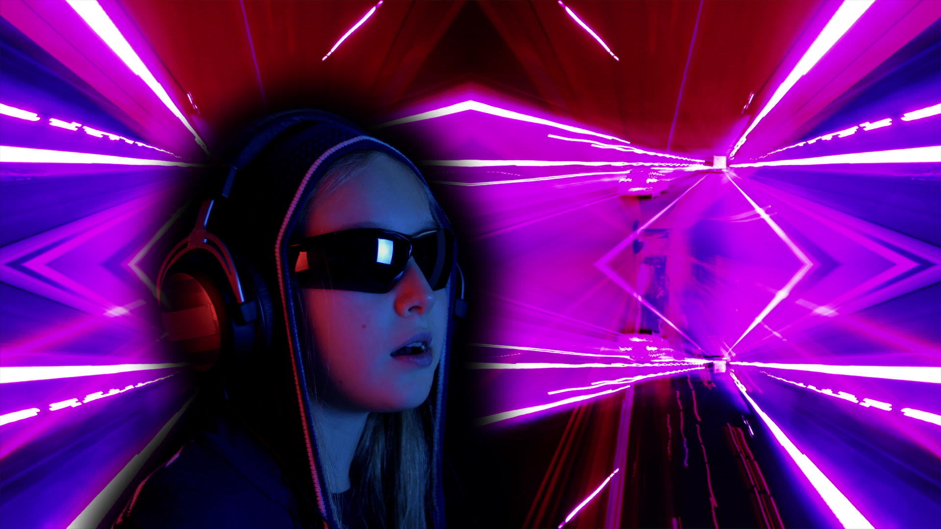 戴着面具和黑色太阳镜的女孩在霓虹灯分形背景上听耳机音乐视频的预览图