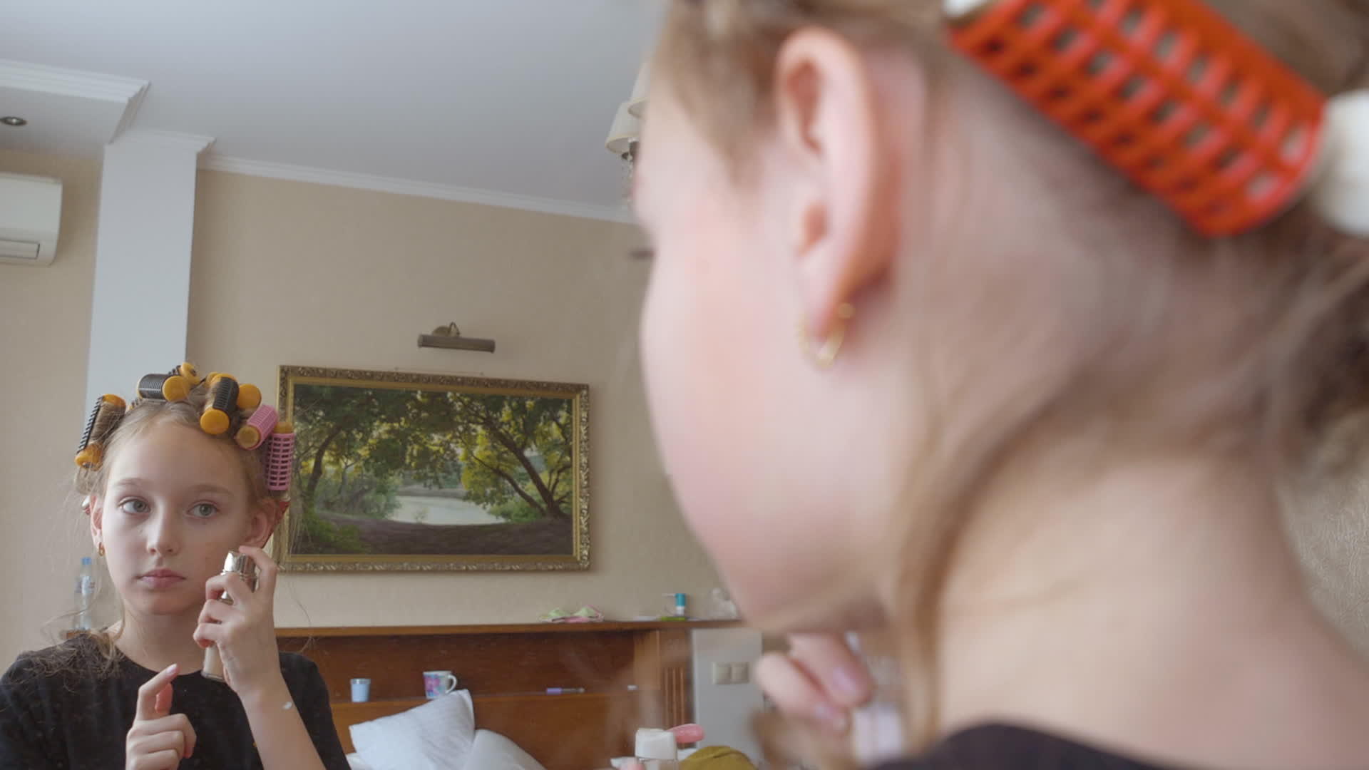 一个穿着卷发的女孩在卧室的前镜里涂上了卷发视频的预览图