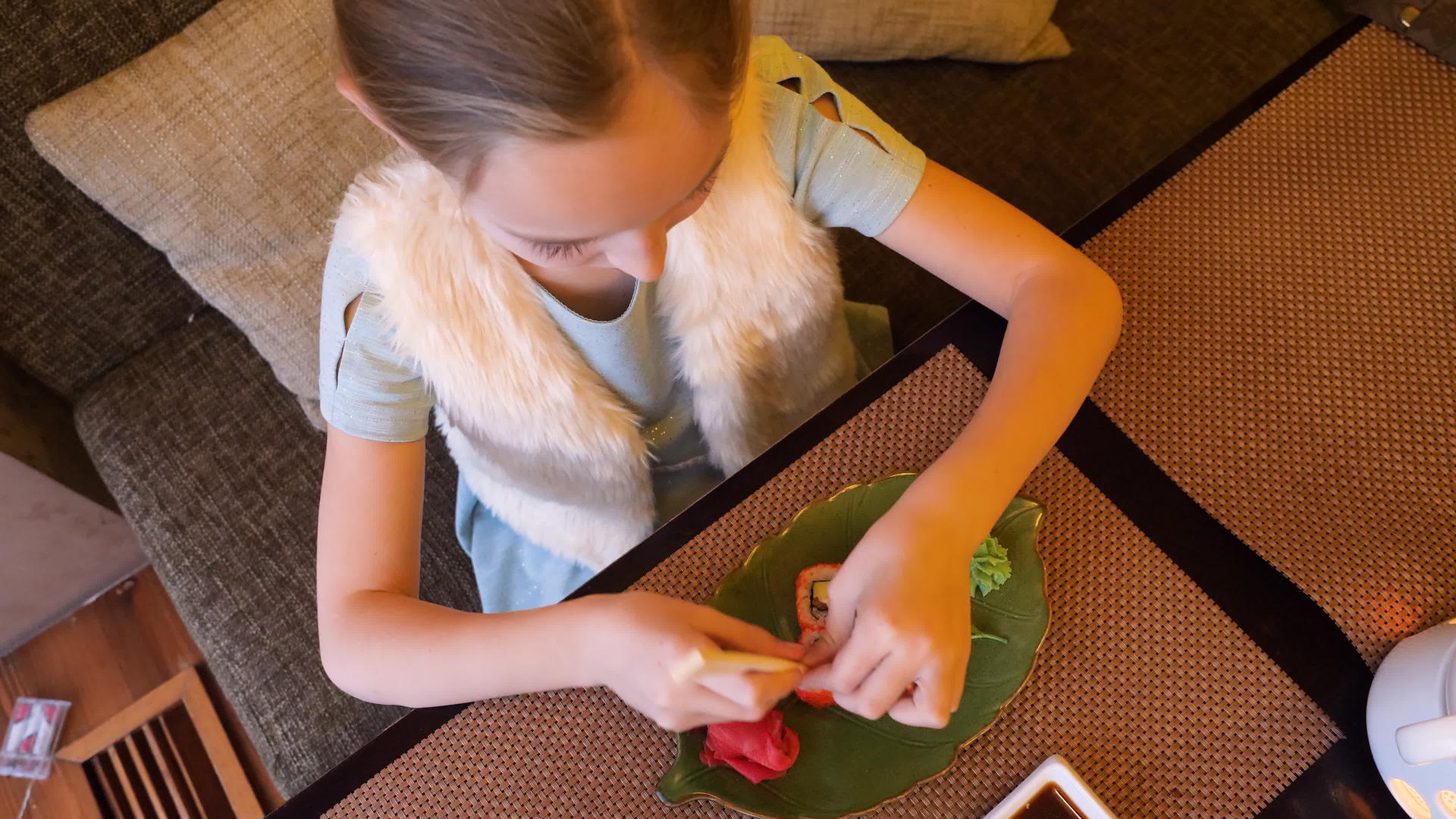 女孩在亚西餐厅顶楼吃日本寿司卷和筷子视频的预览图