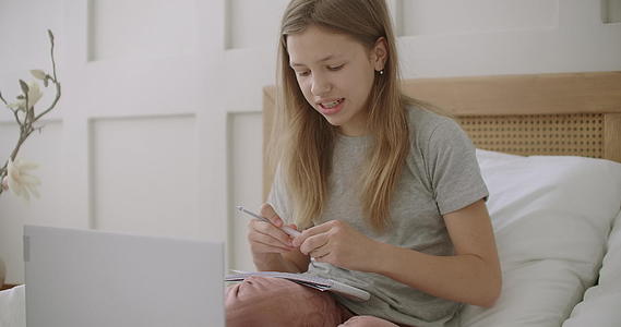 青少年女孩正准备通过互联网在线上课坐在笔记本电脑上视频的预览图