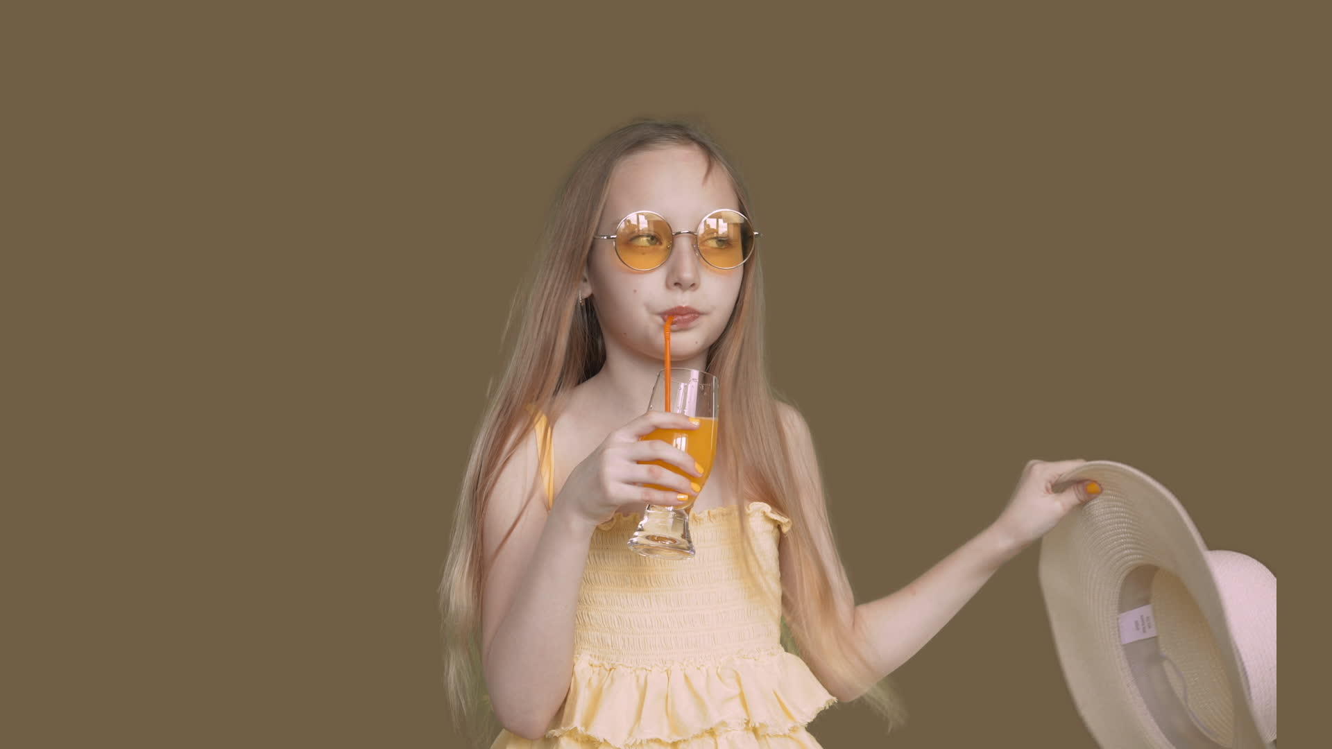 女孩喝橙汁视频的预览图