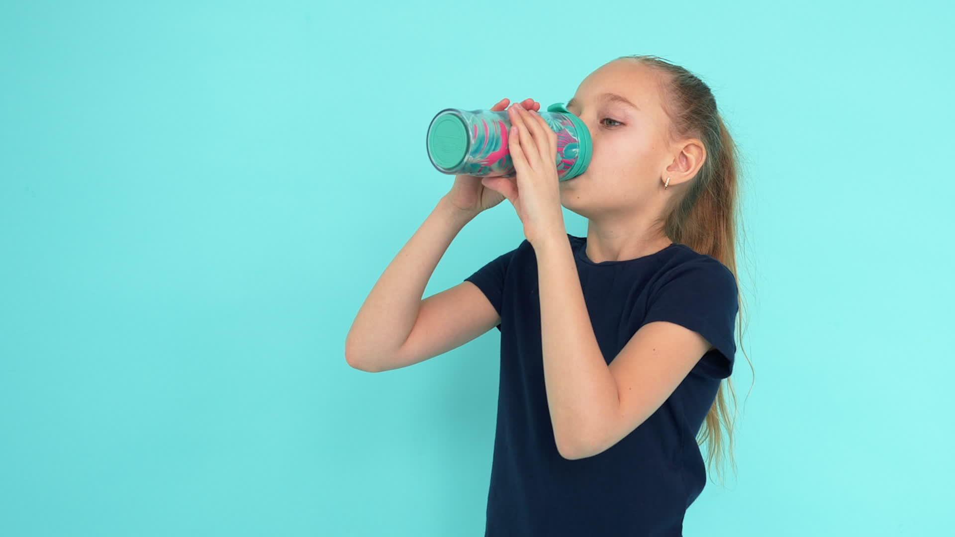 健身房和健身房的健身瓶里的女孩和女孩喝饮用水视频的预览图