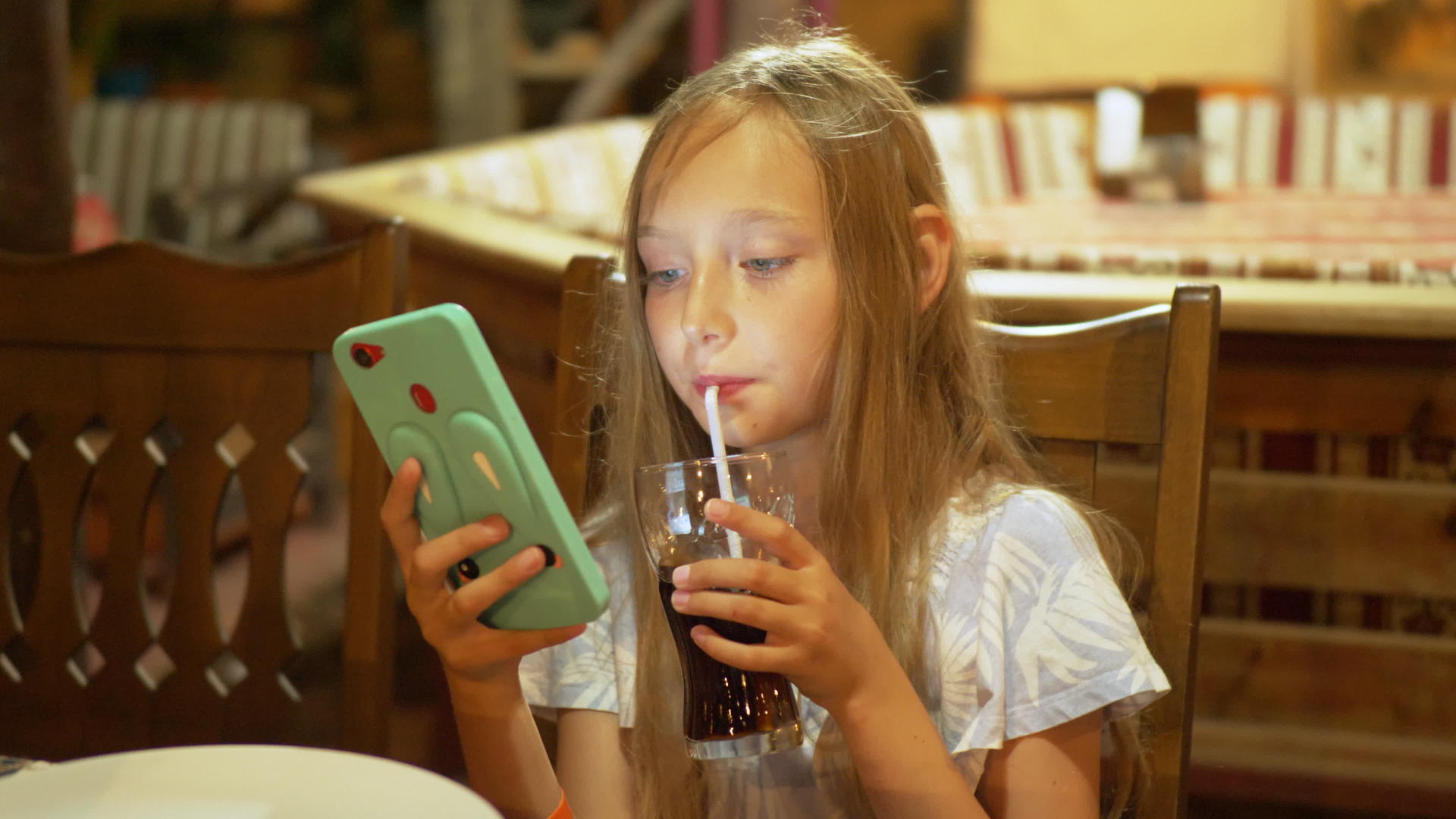 年轻女孩用手机喝苏打水的肖像也同意女孩摇头跳舞的想法视频的预览图