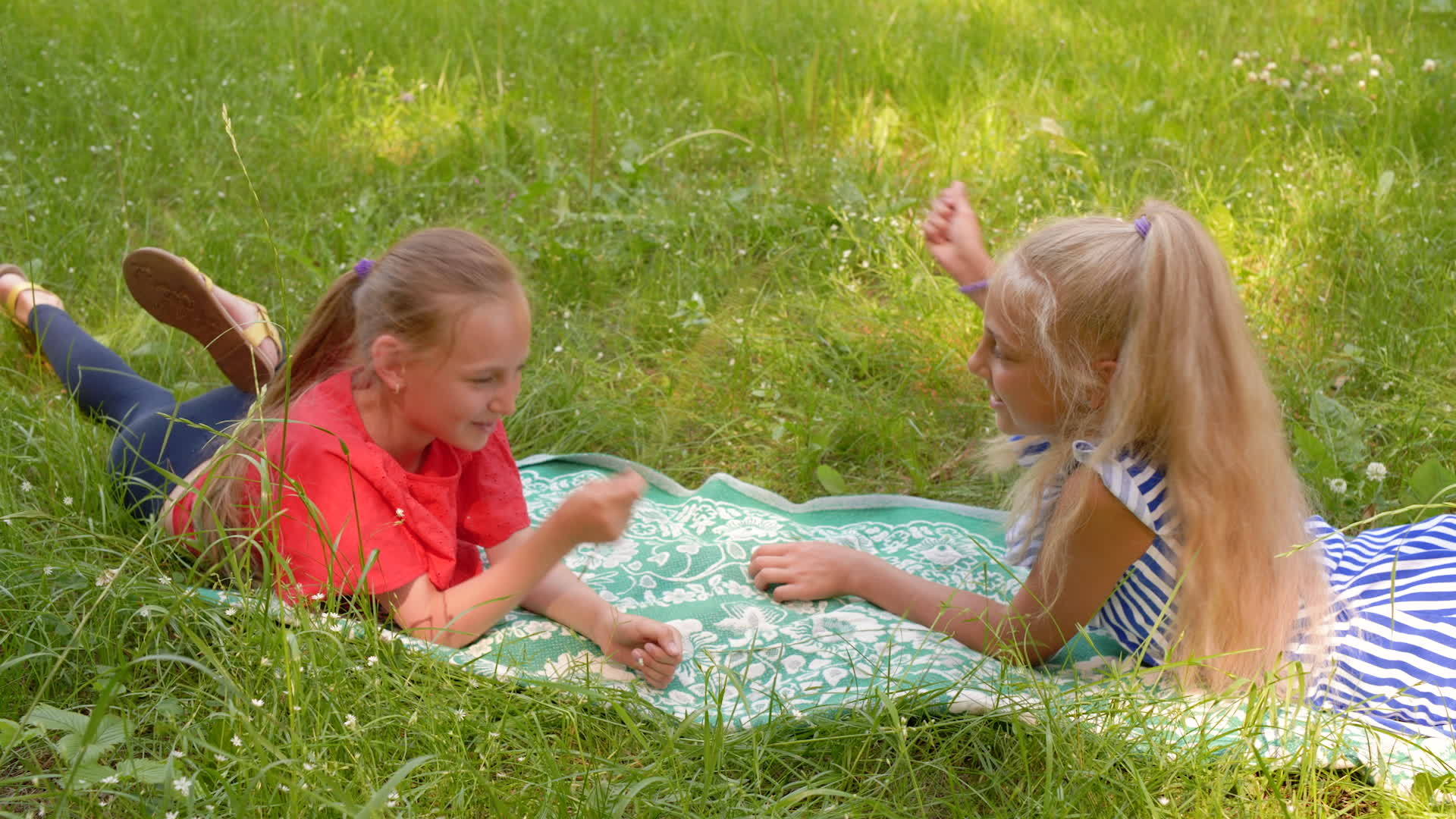 一个开朗的女孩躺在夏天的草地上有趣的女孩在夏天的一天视频的预览图