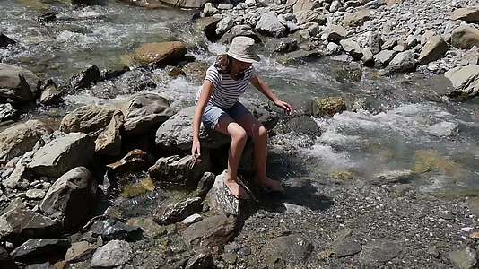 少女在山河中放松慢动作视频的预览图