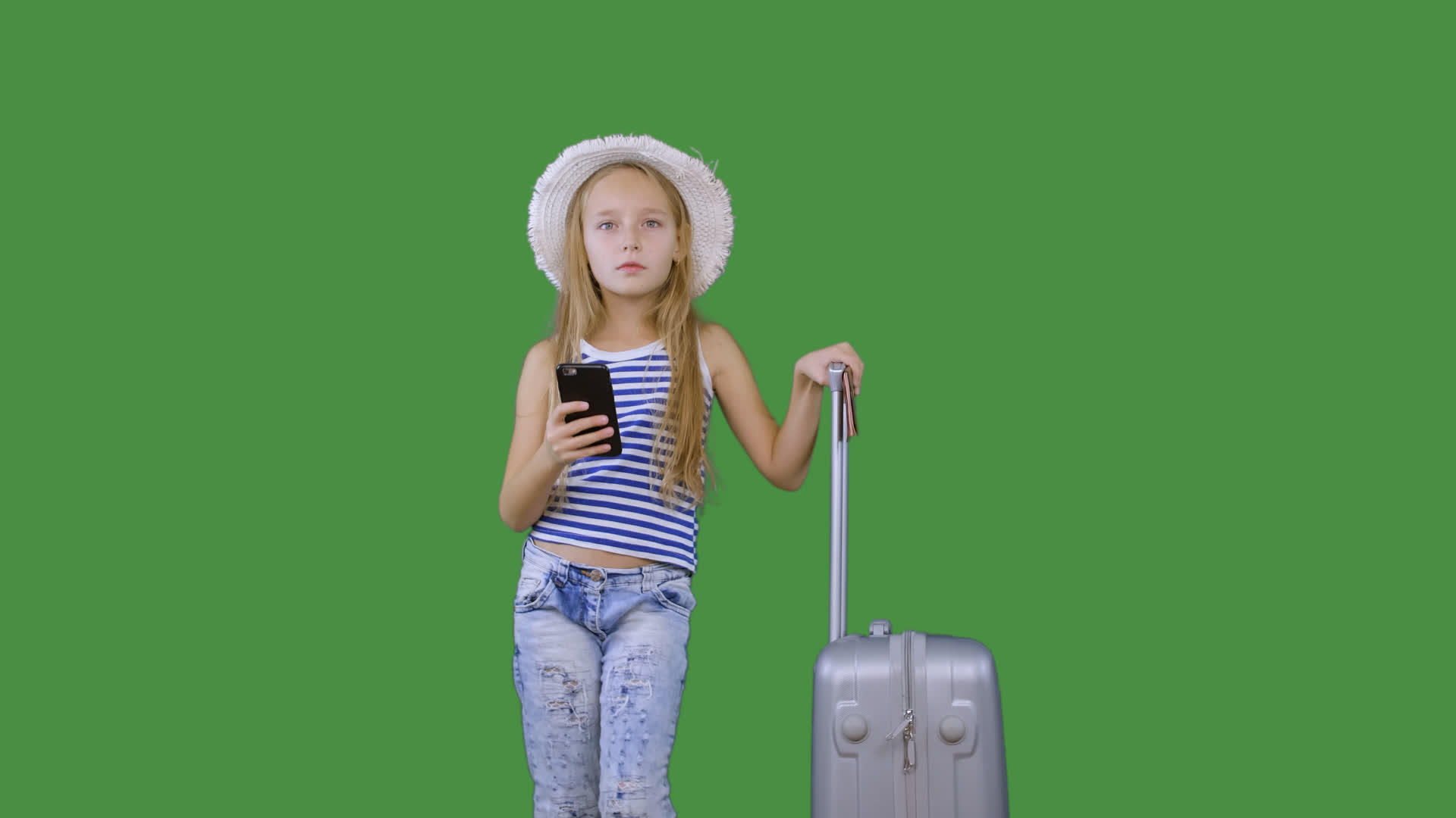 女孩和女孩携带旅行手提箱和手机Alpha绿色频道按钮视频的预览图