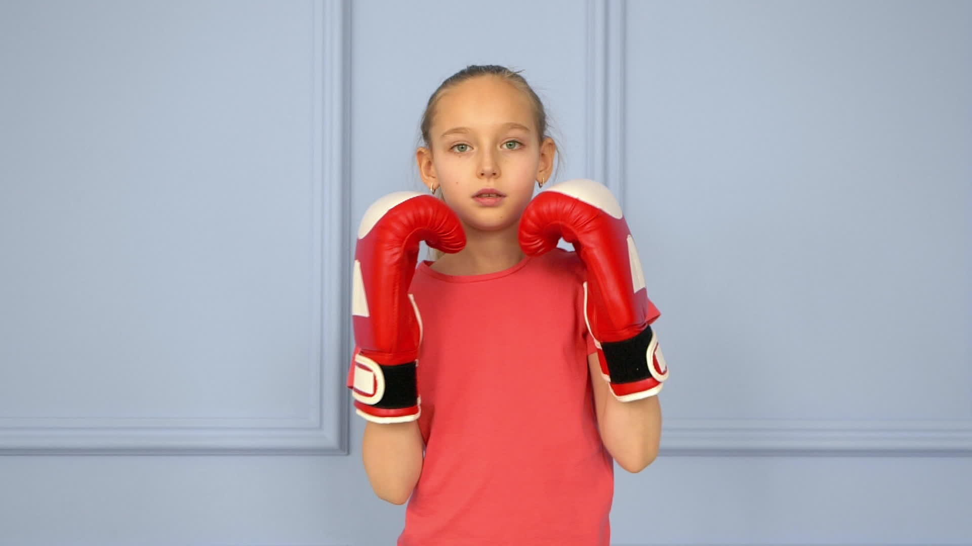 女孩参加拳击手套训练和慢动作拳击训练视频的预览图
