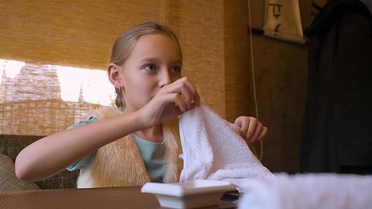 女孩在寿司咖啡馆吃饭前用热毛巾洗手视频的预览图