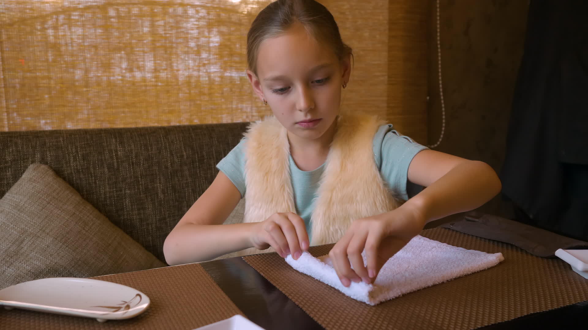 寿司餐厅桌边湿棉纸巾的女孩视频的预览图